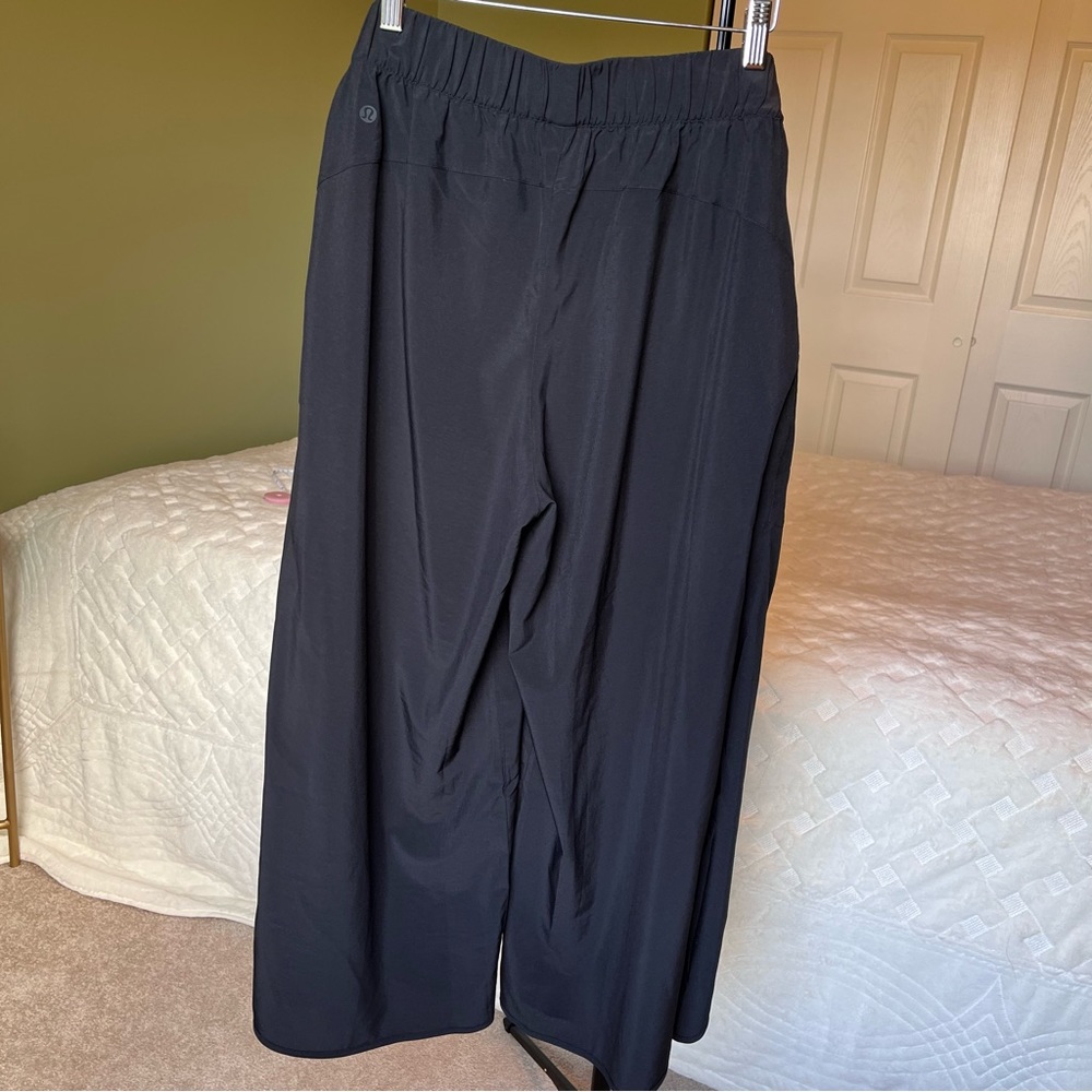 ๐ช MAKE OFFER NWT Lululemon Black Wrap-Front Wide Leg HR Crop Size 12 - Picture 9 of 15